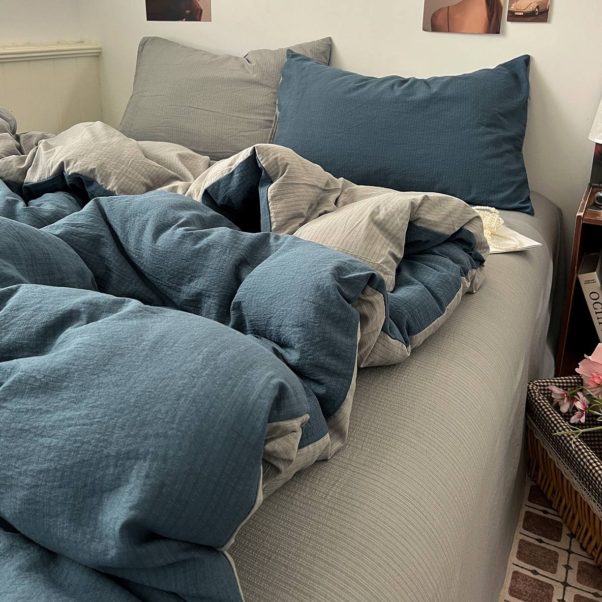 91家纺网 家纺一手货源 找家纺 花伞家居 2026新款简约纯色双拼双层纱高克重水洗棉四件套 深邃蓝+松烟灰