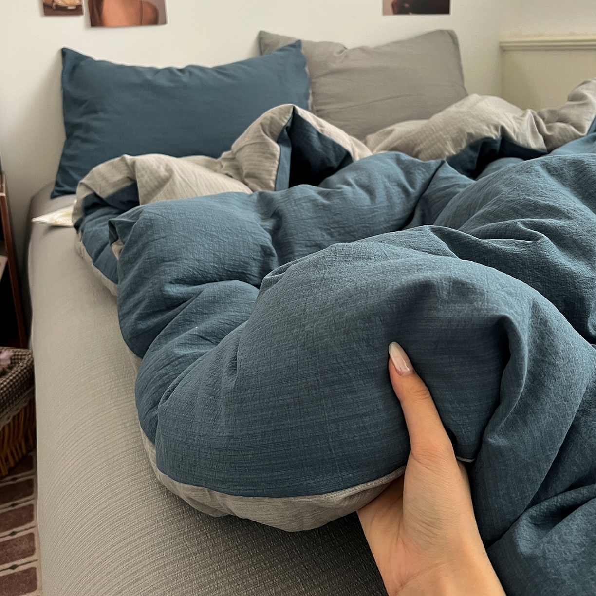 91家纺网 家纺一手货源 找家纺 花伞家居 2026新款简约纯色双拼双层纱高克重水洗棉四件套 深邃蓝+松烟灰