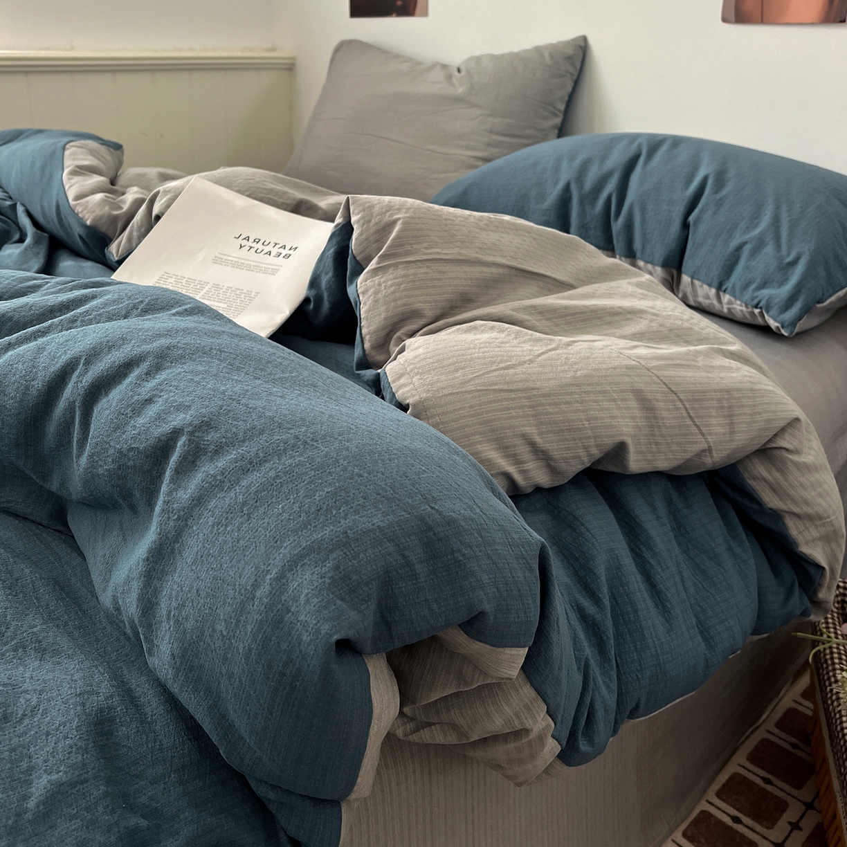 91家纺网 家纺一手货源 找家纺 花伞家居 2026新款简约纯色双拼双层纱高克重水洗棉四件套 深邃蓝+松烟灰