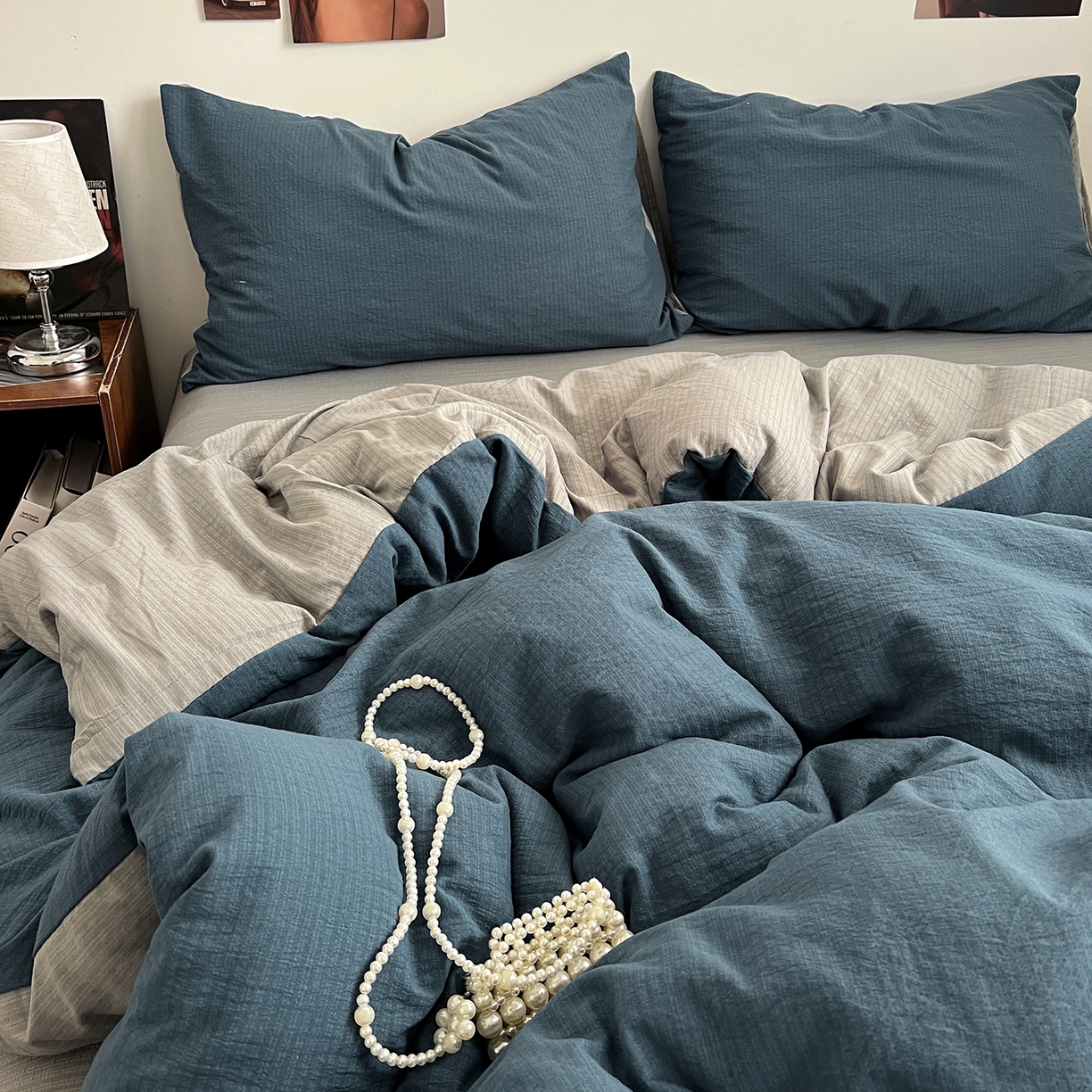 91家纺网 家纺一手货源 找家纺 花伞家居 2026新款简约纯色双拼双层纱高克重水洗棉四件套 深邃蓝+松烟灰
