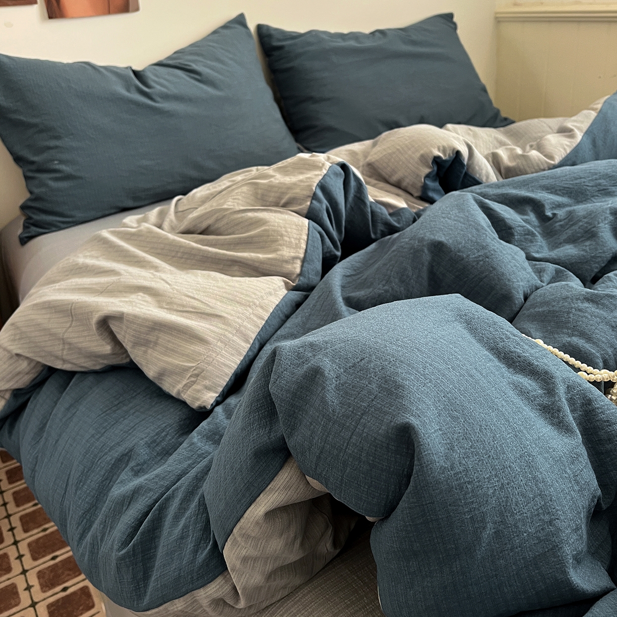 91家纺网 家纺一手货源 找家纺 花伞家居 2026新款简约纯色双拼双层纱高克重水洗棉四件套 深邃蓝+松烟灰