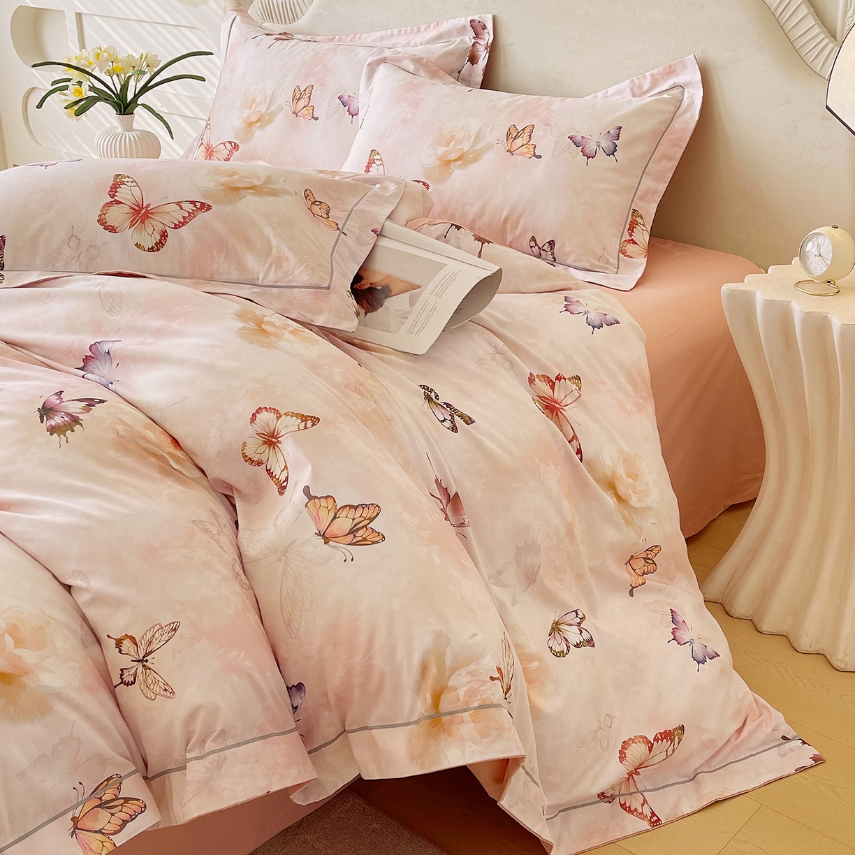 91家纺网 家纺一手货源 找家纺 焱博家纺 2026新款A类加厚全棉13376印花四件套 花香蝶舞