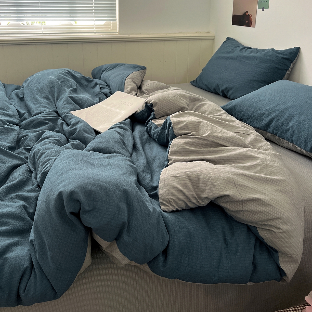 91家纺网 家纺一手货源 找家纺 花伞家居 2026新款简约纯色双拼双层纱高克重水洗棉四件套 深邃蓝+松烟灰