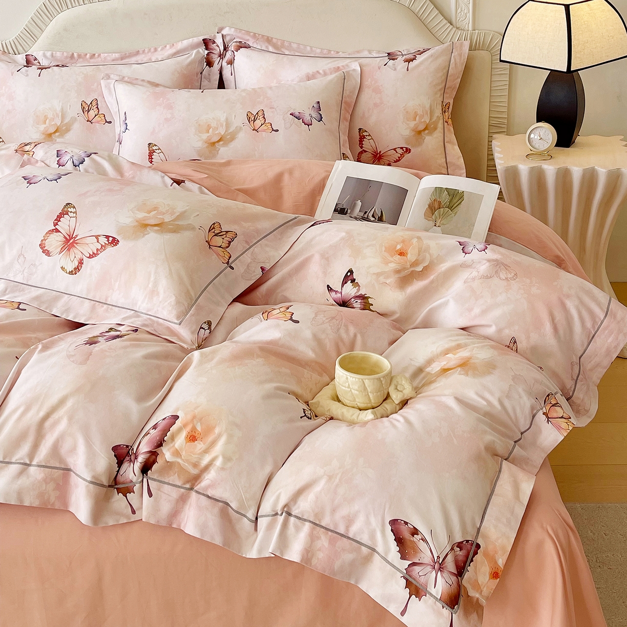 91家纺网 家纺一手货源 找家纺 焱博家纺 2026新款A类加厚全棉13376印花四件套 花香蝶舞