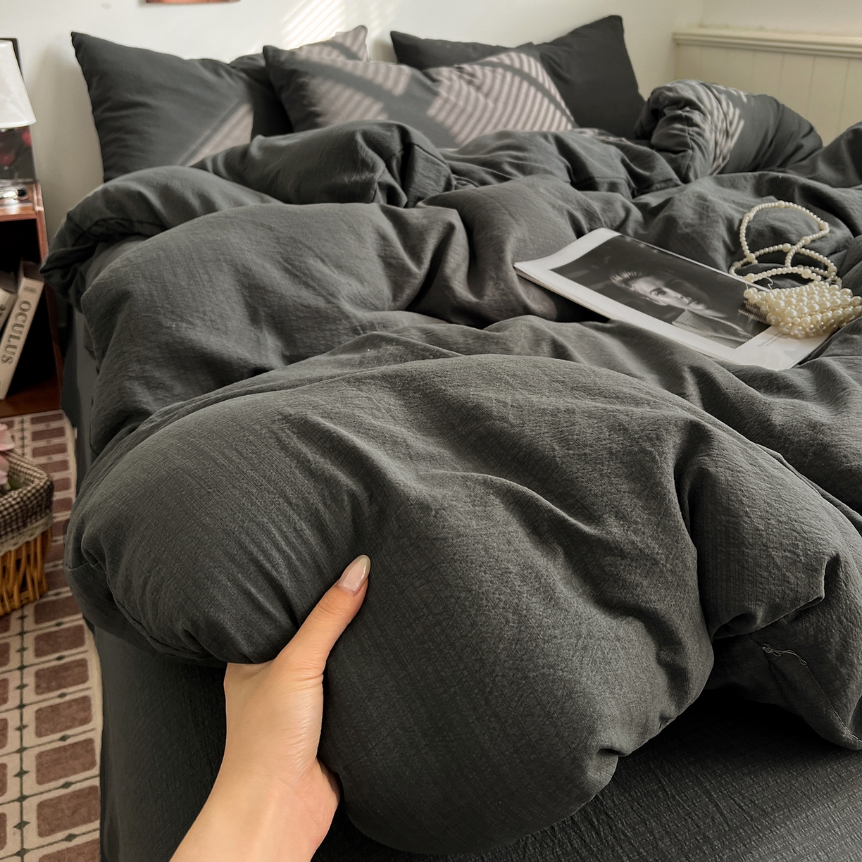 91家纺网 家纺一手货源 找家纺 花伞家居 2026新款简约纯色双拼双层纱高克重水洗棉四件套 石墨灰