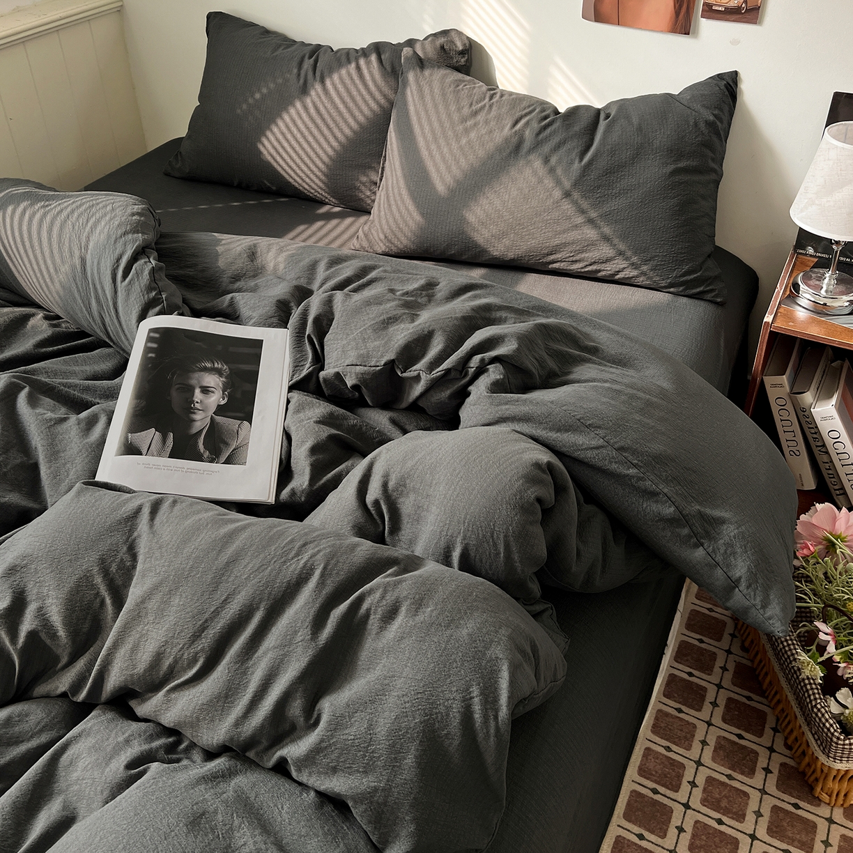 91家纺网 家纺一手货源 找家纺 花伞家居 2026新款简约纯色双拼双层纱高克重水洗棉四件套 石墨灰