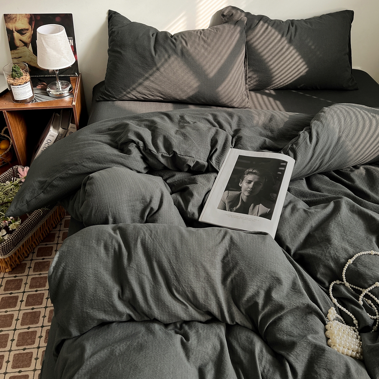 91家纺网 家纺一手货源 找家纺 花伞家居 2026新款简约纯色双拼双层纱高克重水洗棉四件套 石墨灰