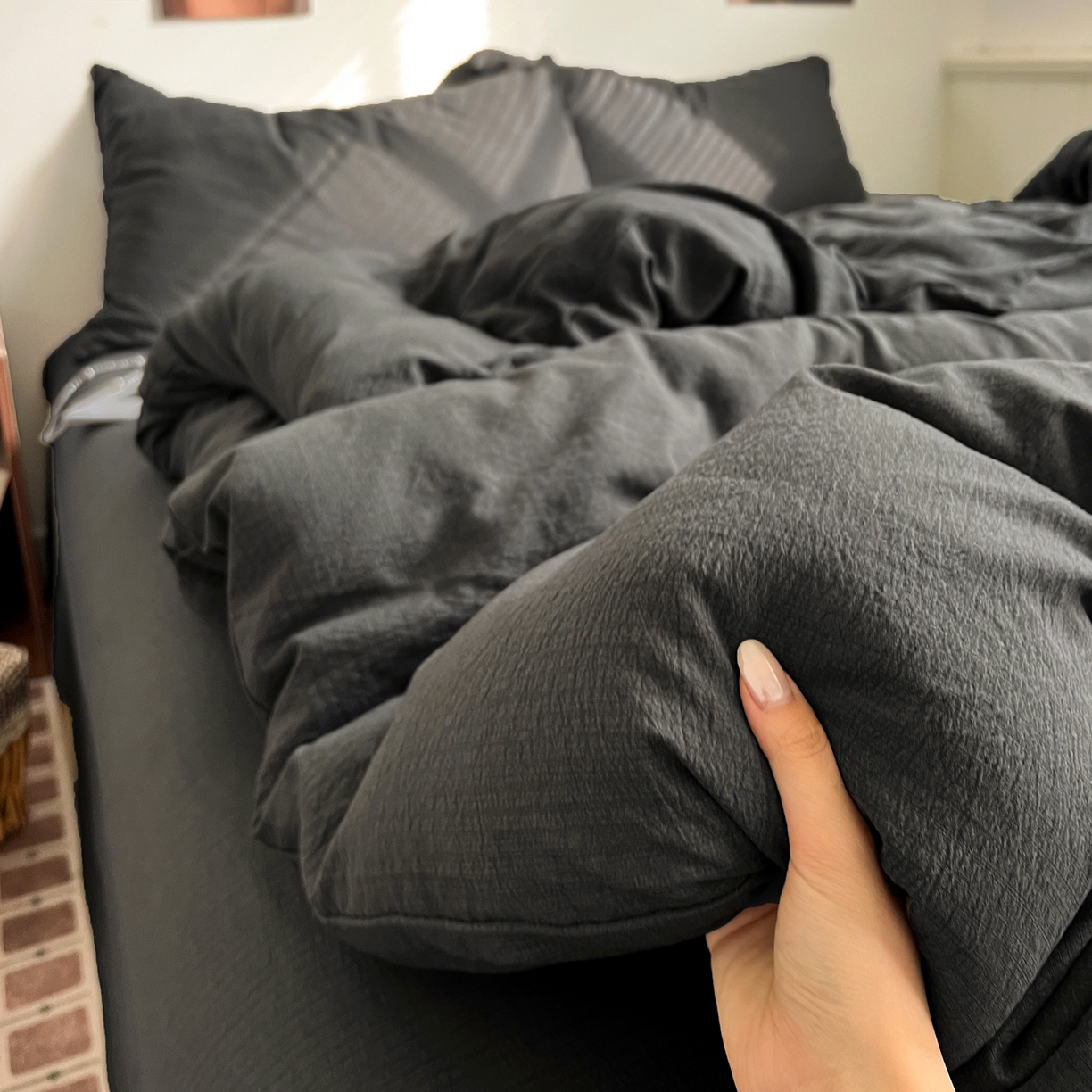 91家纺网 家纺一手货源 找家纺 花伞家居 2026新款简约纯色双拼双层纱高克重水洗棉四件套 石墨灰