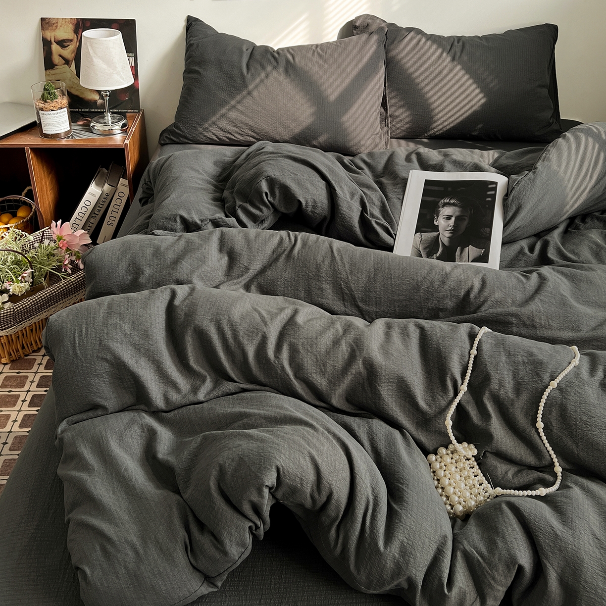 91家纺网 家纺一手货源 找家纺 花伞家居 2026新款简约纯色双拼双层纱高克重水洗棉四件套 石墨灰