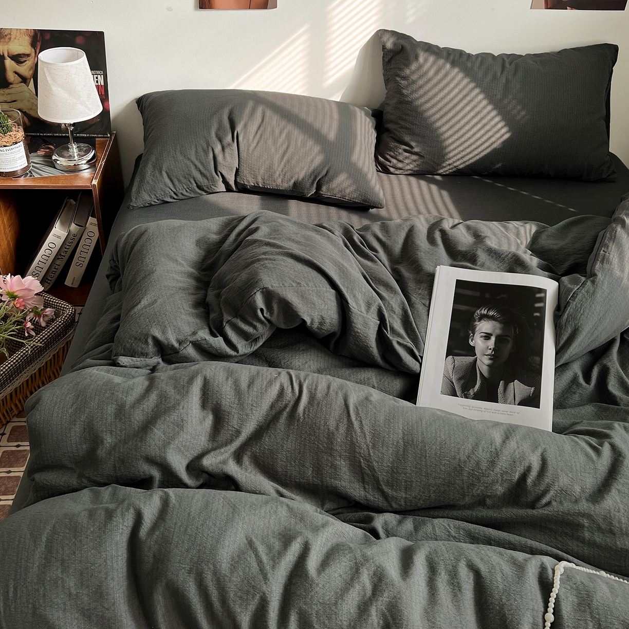 91家纺网 家纺一手货源 找家纺 花伞家居 2026新款简约纯色双拼双层纱高克重水洗棉四件套 石墨灰
