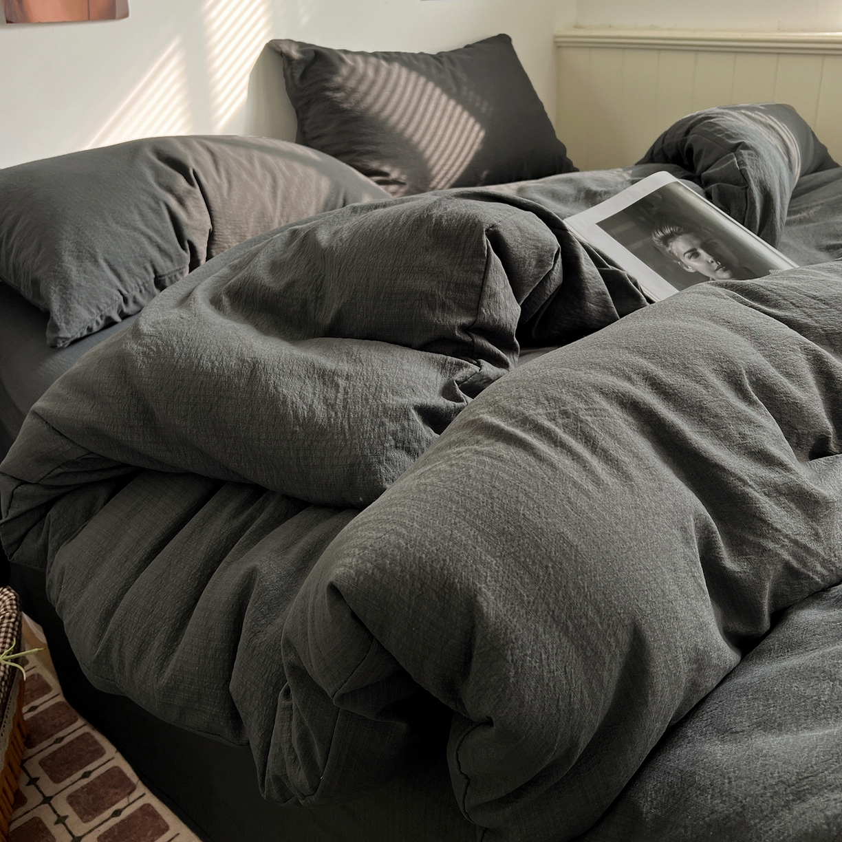 91家纺网 家纺一手货源 找家纺 花伞家居 2026新款简约纯色双拼双层纱高克重水洗棉四件套 石墨灰