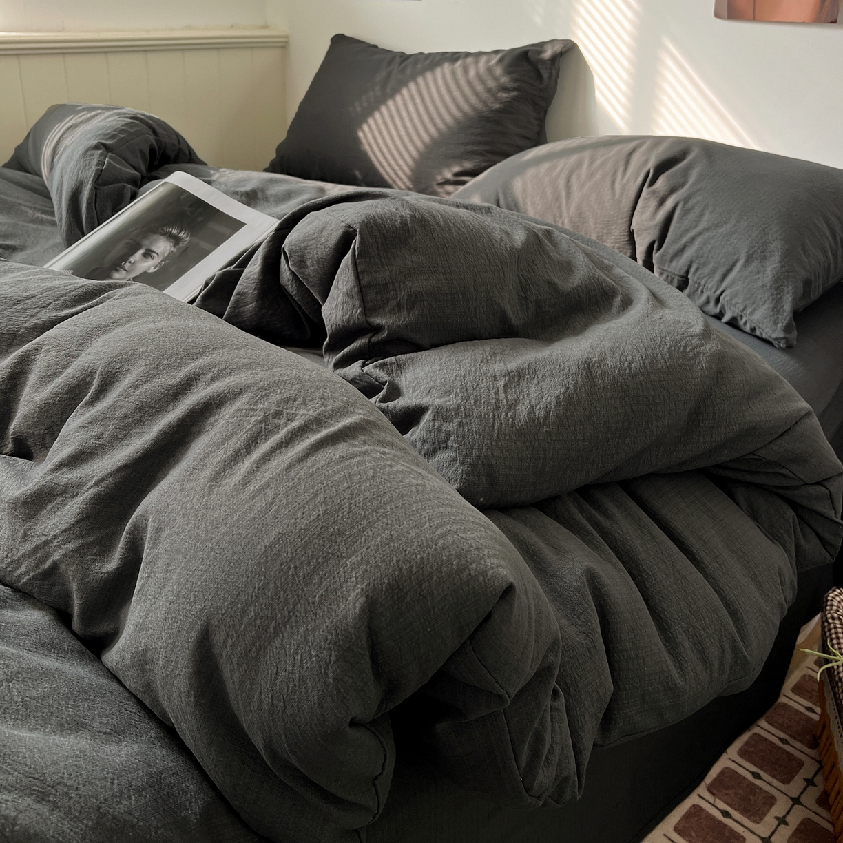 91家纺网 家纺一手货源 找家纺 花伞家居 2026新款简约纯色双拼双层纱高克重水洗棉四件套 石墨灰