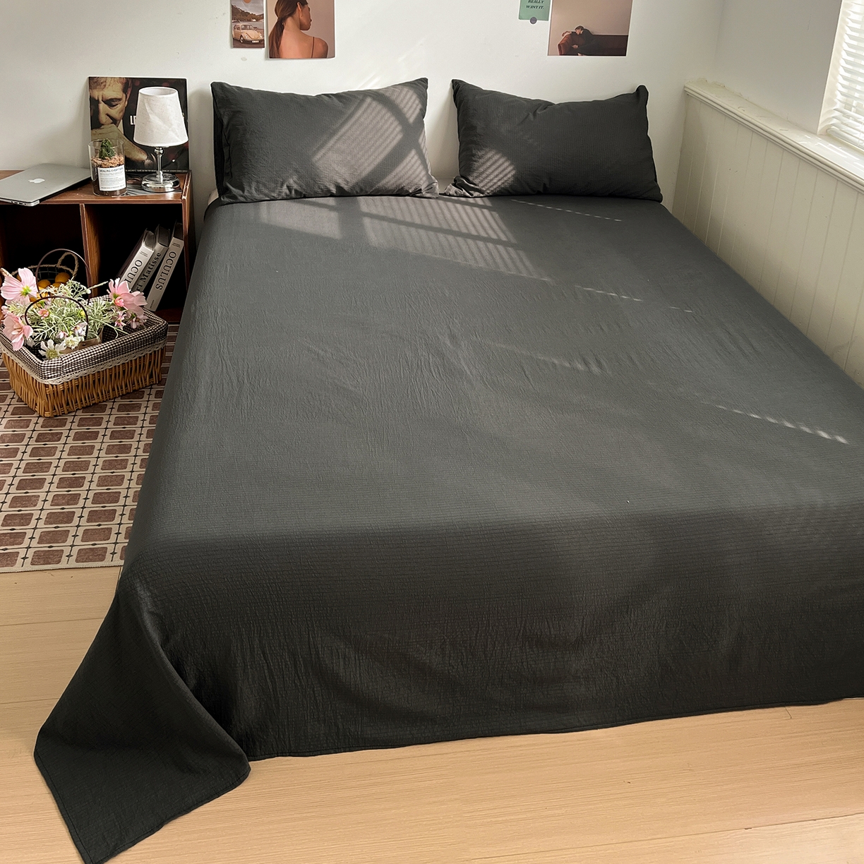 91家纺网 家纺一手货源 找家纺 花伞家居 2026新款简约纯色双拼双层纱高克重水洗棉四件套 石墨灰