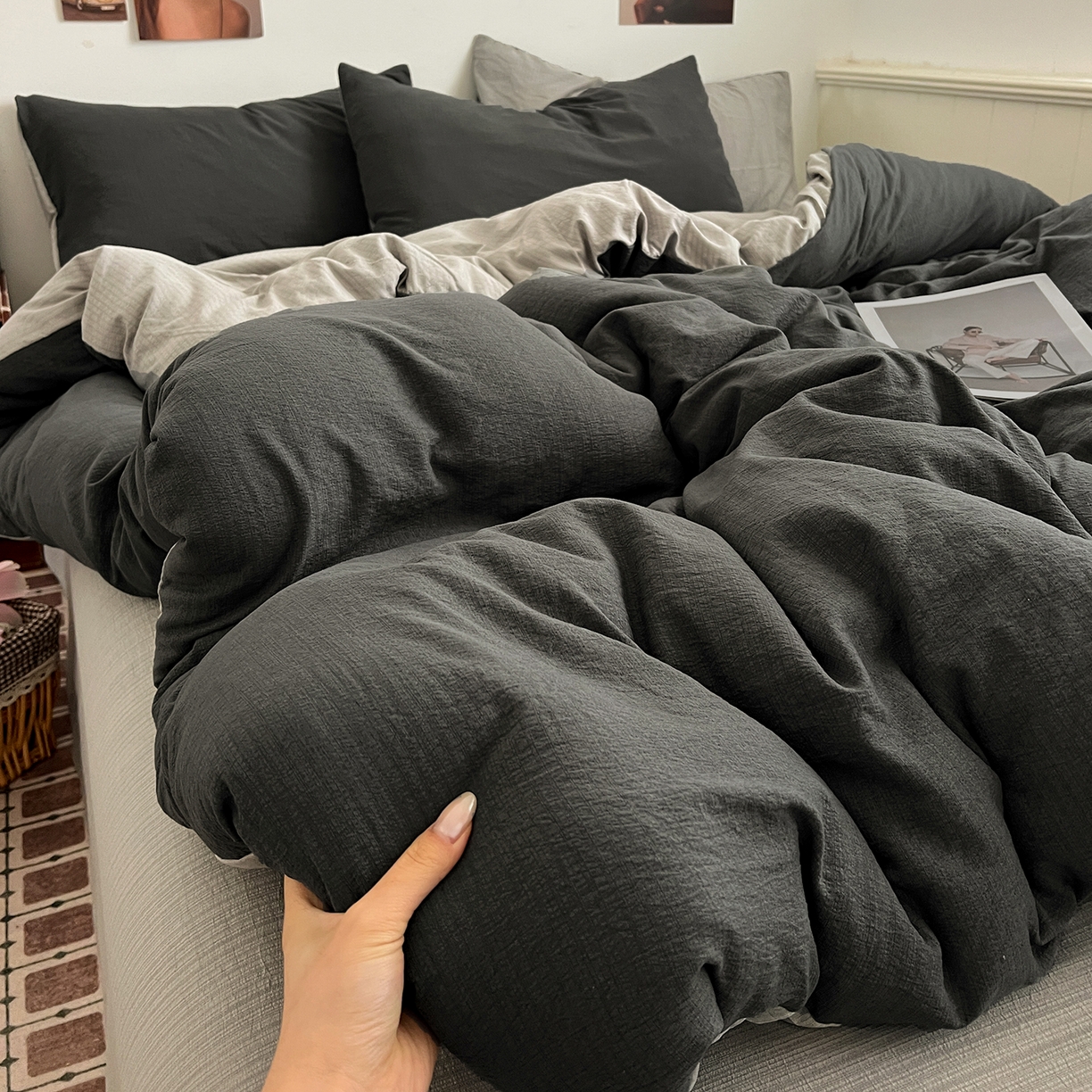 91家纺网 家纺一手货源 找家纺 花伞家居 2026新款简约纯色双拼双层纱高克重水洗棉四件套 石墨灰+松烟灰