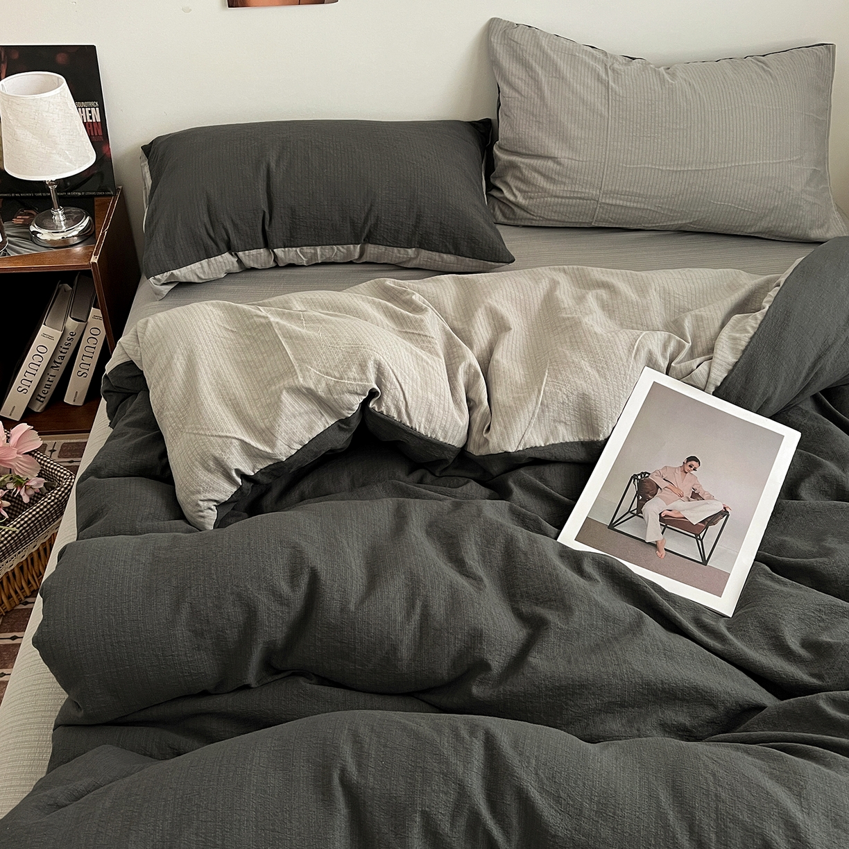 91家纺网 家纺一手货源 找家纺 花伞家居 2026新款简约纯色双拼双层纱高克重水洗棉四件套 石墨灰+松烟灰