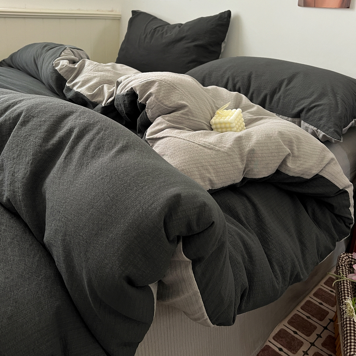 91家纺网 家纺一手货源 找家纺 花伞家居 2026新款简约纯色双拼双层纱高克重水洗棉四件套 石墨灰+松烟灰