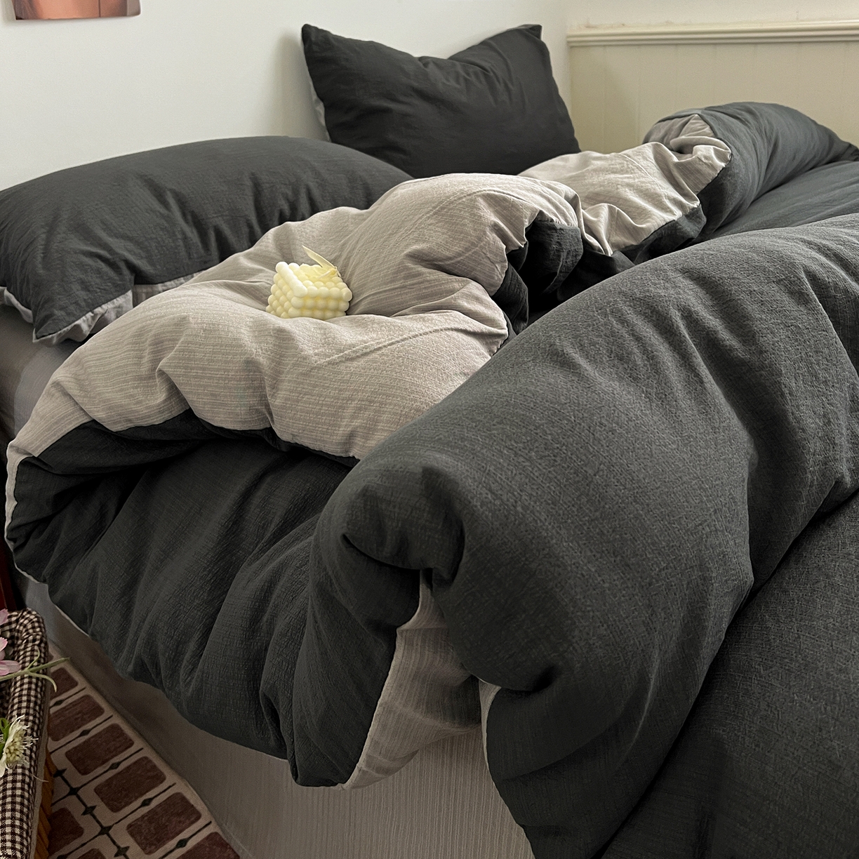 91家纺网 家纺一手货源 找家纺 花伞家居 2026新款简约纯色双拼双层纱高克重水洗棉四件套 石墨灰+松烟灰