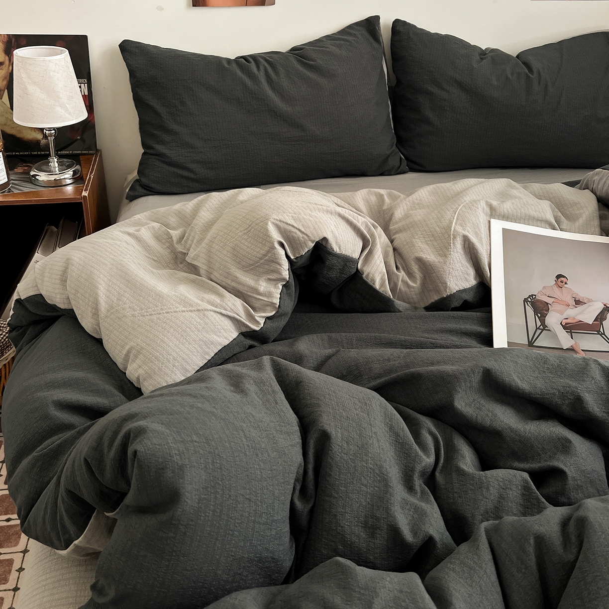 91家纺网 家纺一手货源 找家纺 花伞家居 2026新款简约纯色双拼双层纱高克重水洗棉四件套 石墨灰+松烟灰