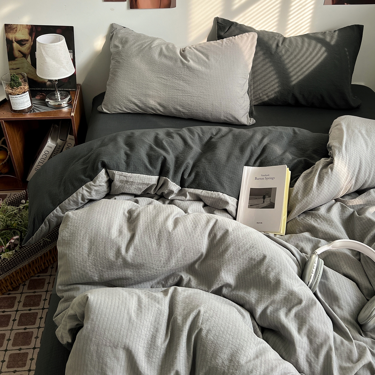 91家纺网 家纺一手货源 找家纺 花伞家居 2026新款简约纯色双拼双层纱高克重水洗棉四件套 松烟灰+石墨灰