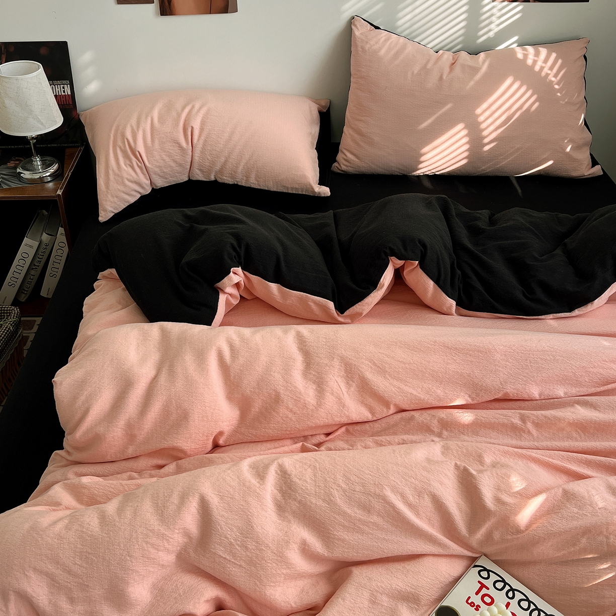 91家纺网 家纺一手货源 找家纺 花伞家居 2026新款简约纯色双拼双层纱高克重水洗棉四件套 玉色+黑