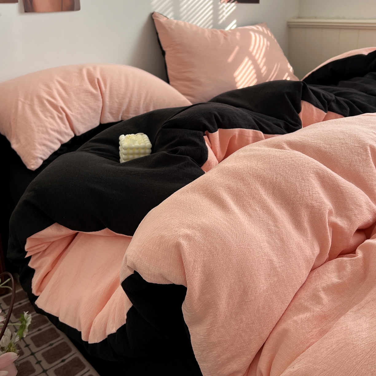 91家纺网 家纺一手货源 找家纺 花伞家居 2026新款简约纯色双拼双层纱高克重水洗棉四件套 玉色+黑