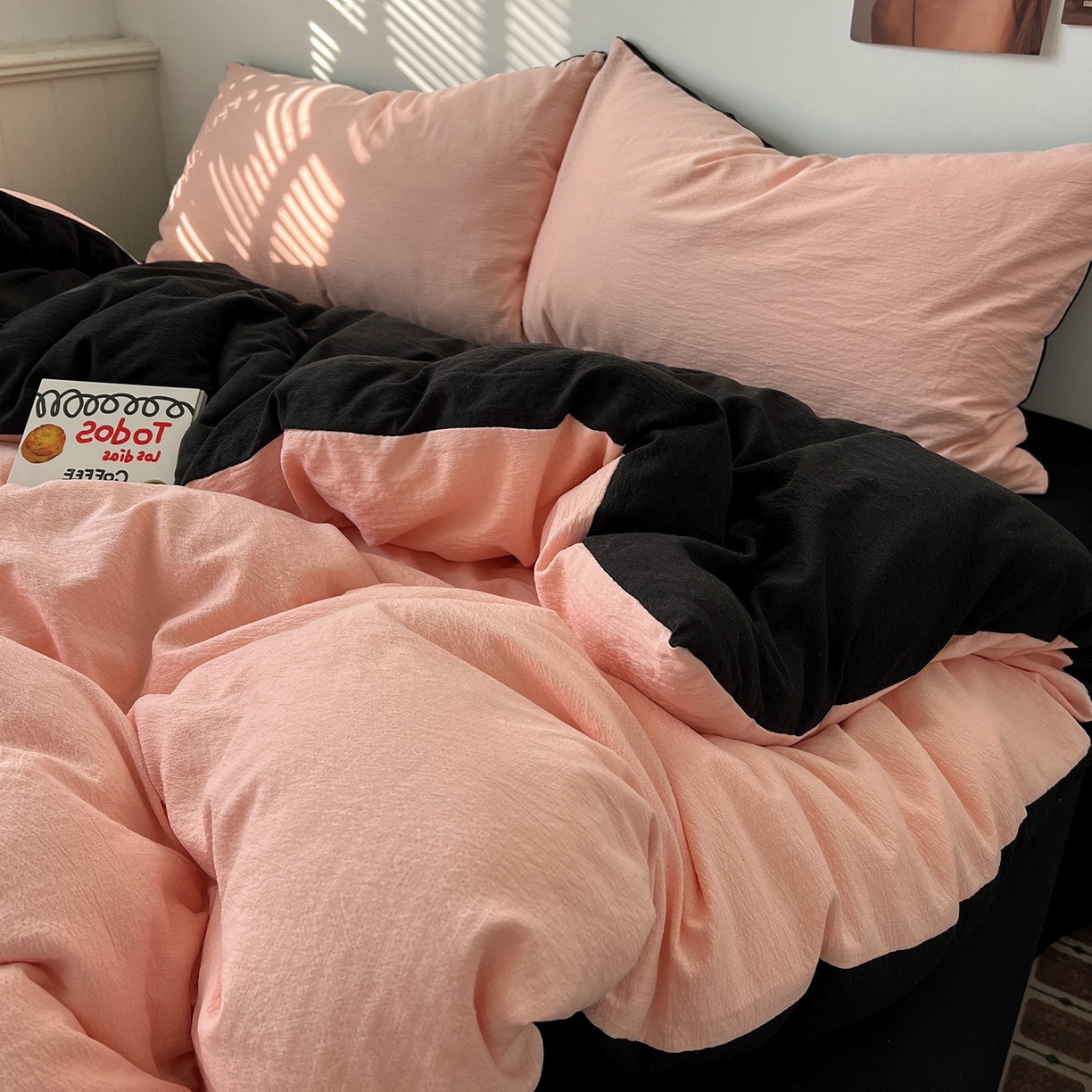 91家纺网 家纺一手货源 找家纺 花伞家居 2026新款简约纯色双拼双层纱高克重水洗棉四件套 玉色+黑