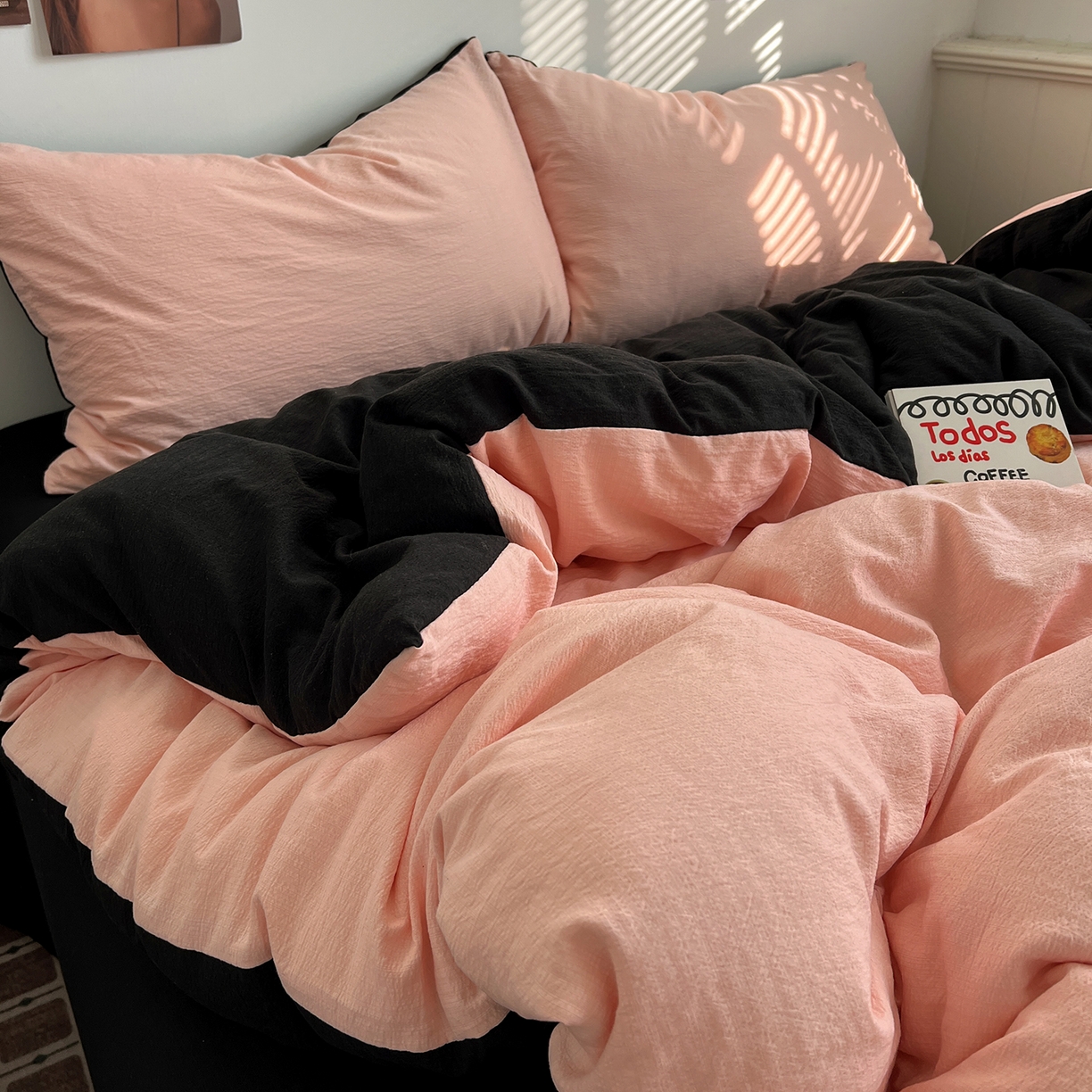 91家纺网 家纺一手货源 找家纺 花伞家居 2026新款简约纯色双拼双层纱高克重水洗棉四件套 玉色+黑