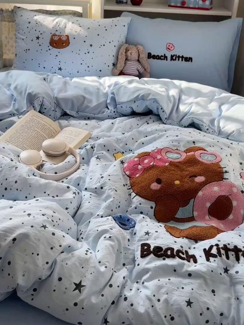 91家纺网 家纺一手货源 找家纺 初念 2026新款2026超软糯可爱系毛巾绣四件套系列提供买家秀 kt猫派对