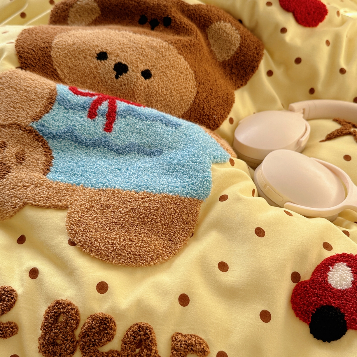 91家纺网 家纺一手货源 找家纺 初念 2026新款2026超软糯可爱系毛巾绣四件套系列提供买家秀 嘟嘟小熊