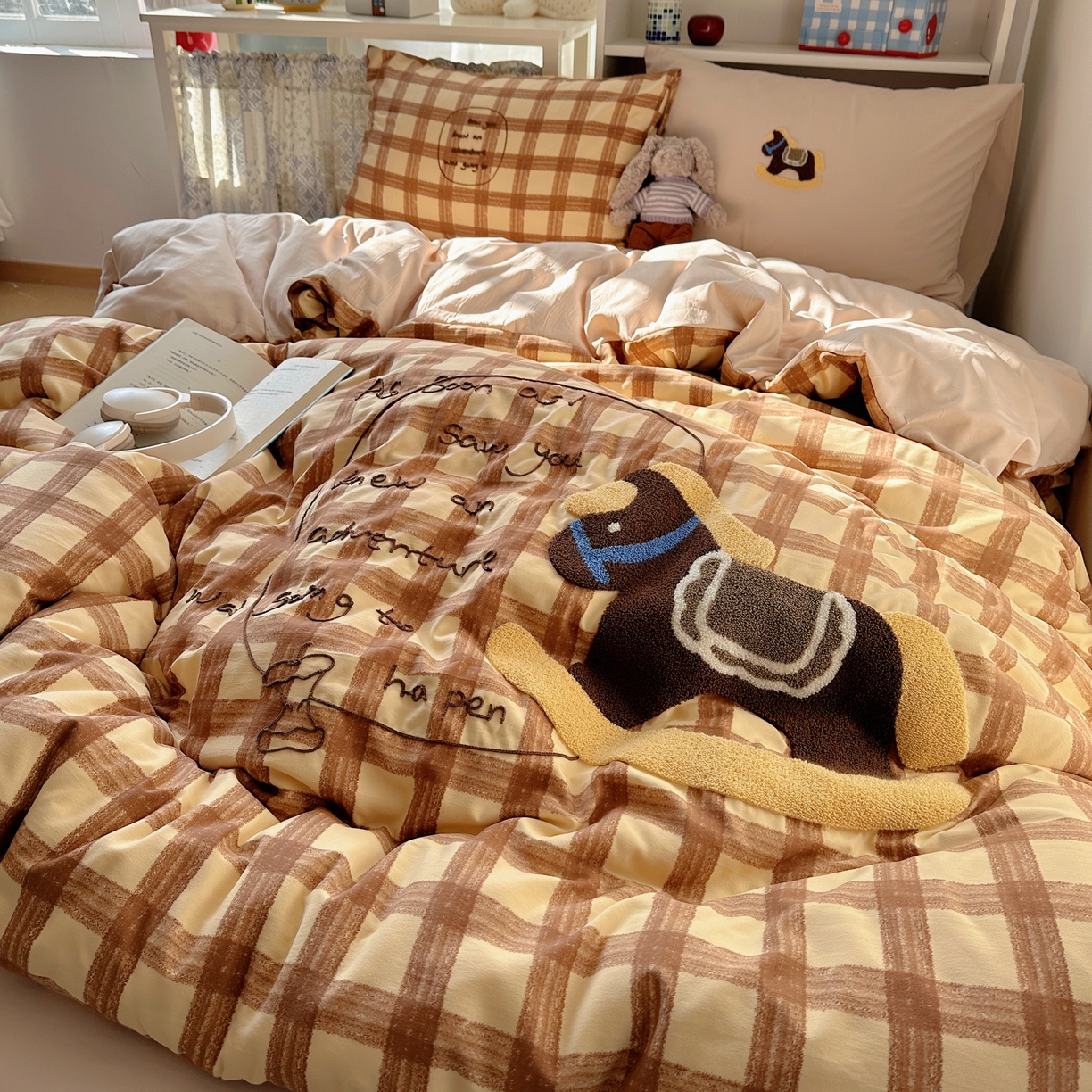 91家纺网 家纺一手货源 找家纺 初念 2026新款2026超软糯可爱系毛巾绣四件套系列提供买家秀 木马奇遇记