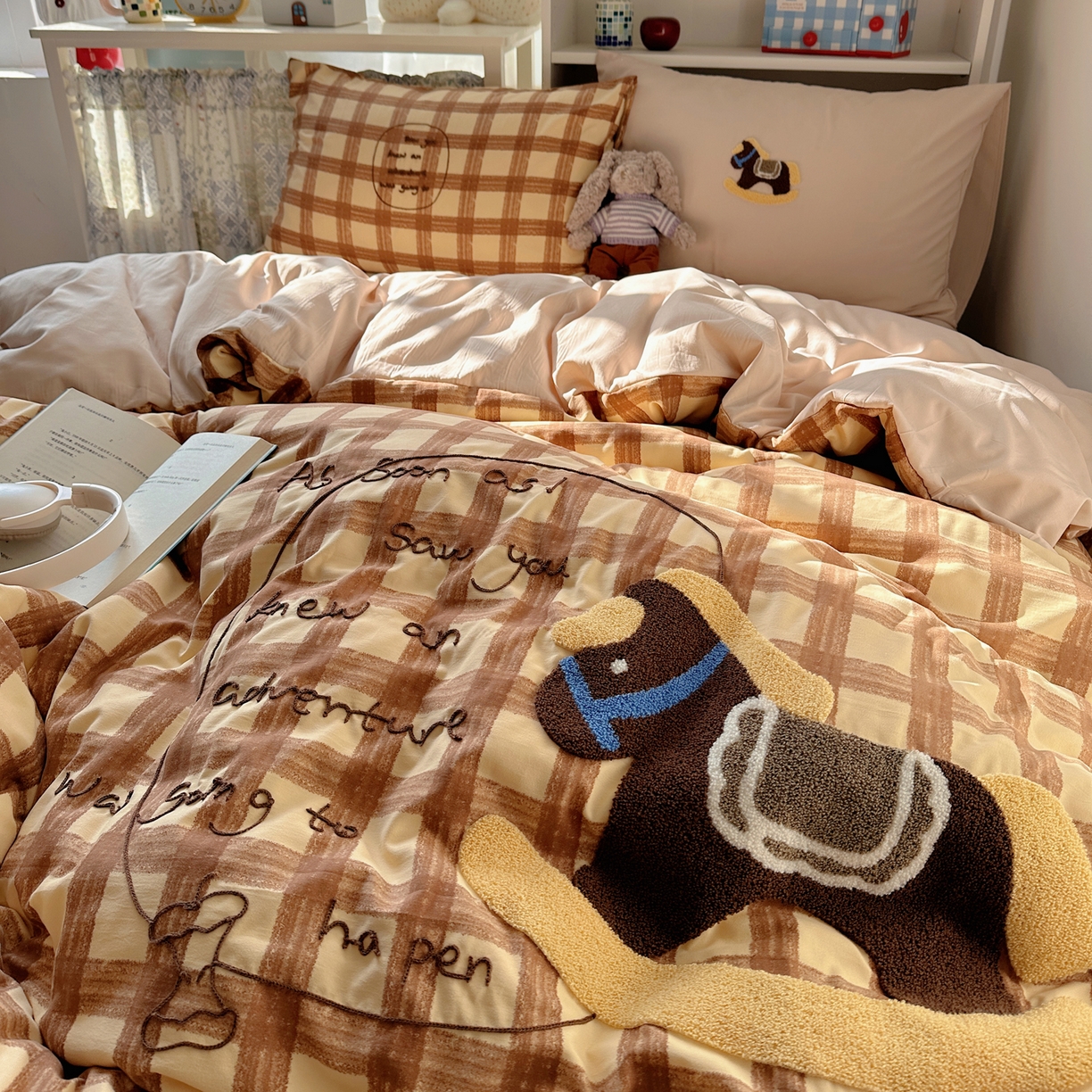 91家纺网 家纺一手货源 找家纺 初念 2026新款2026超软糯可爱系毛巾绣四件套系列提供买家秀 木马奇遇记