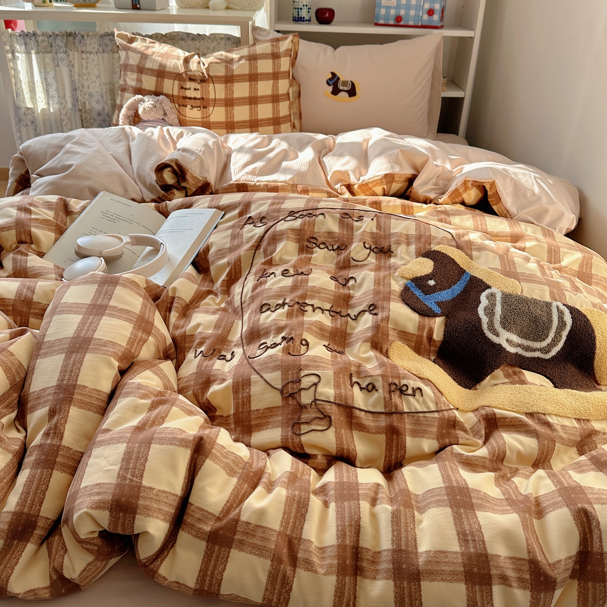 91家纺网 家纺一手货源 找家纺 初念 2026新款2026超软糯可爱系毛巾绣四件套系列提供买家秀 木马奇遇记