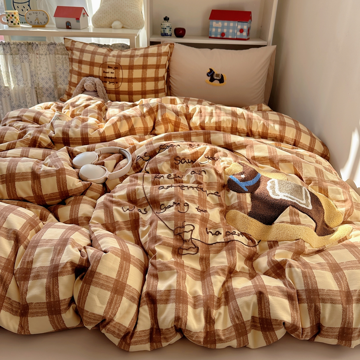 91家纺网 家纺一手货源 找家纺 初念 2026新款2026超软糯可爱系毛巾绣四件套系列提供买家秀 木马奇遇记