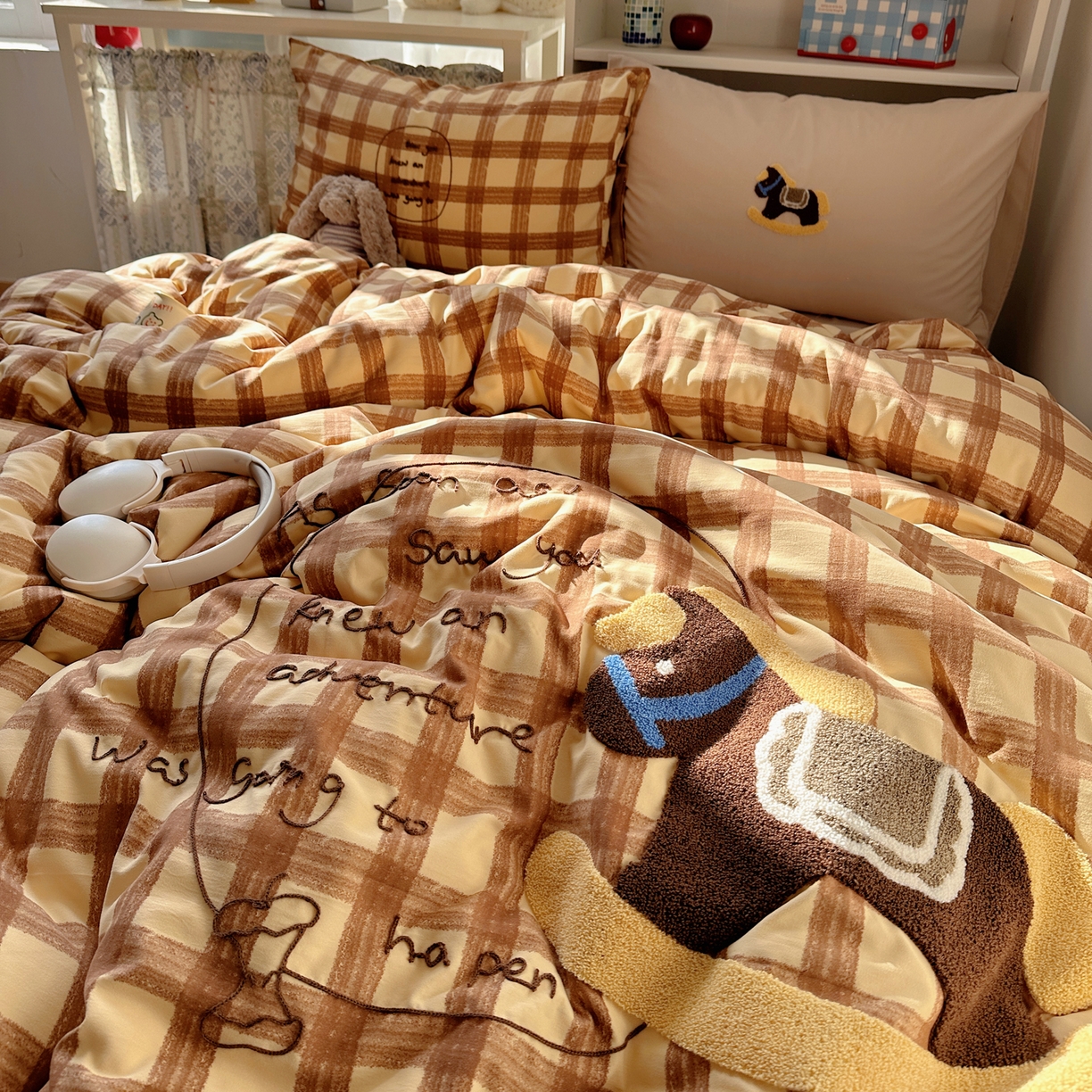 91家纺网 家纺一手货源 找家纺 初念 2026新款2026超软糯可爱系毛巾绣四件套系列提供买家秀 木马奇遇记