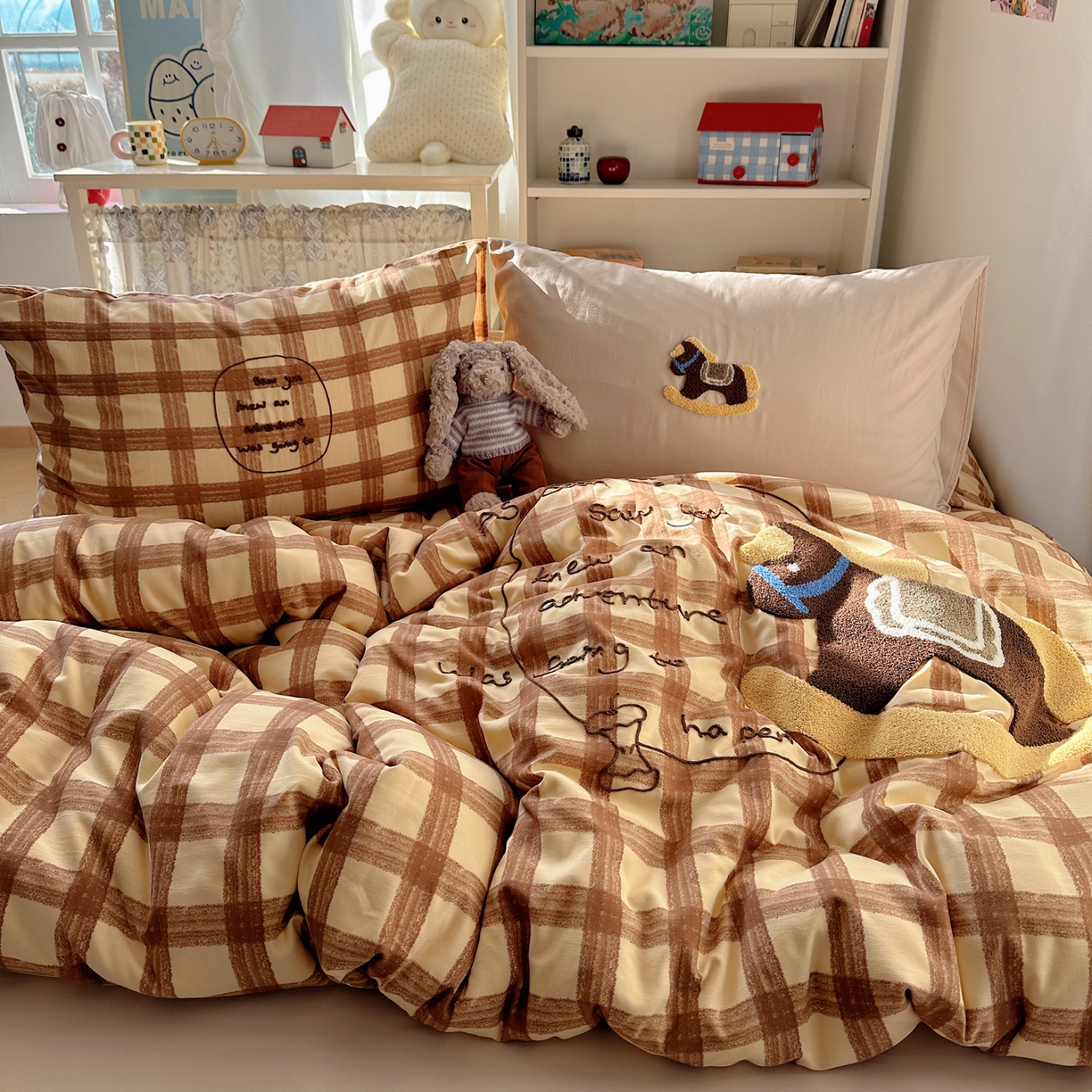 91家纺网 家纺一手货源 找家纺 初念 2026新款2026超软糯可爱系毛巾绣四件套系列提供买家秀 木马奇遇记