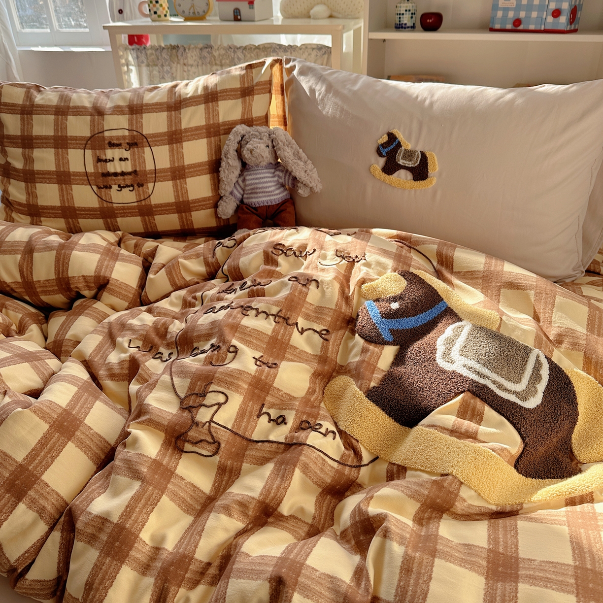 91家纺网 家纺一手货源 找家纺 初念 2026新款2026超软糯可爱系毛巾绣四件套系列提供买家秀 木马奇遇记