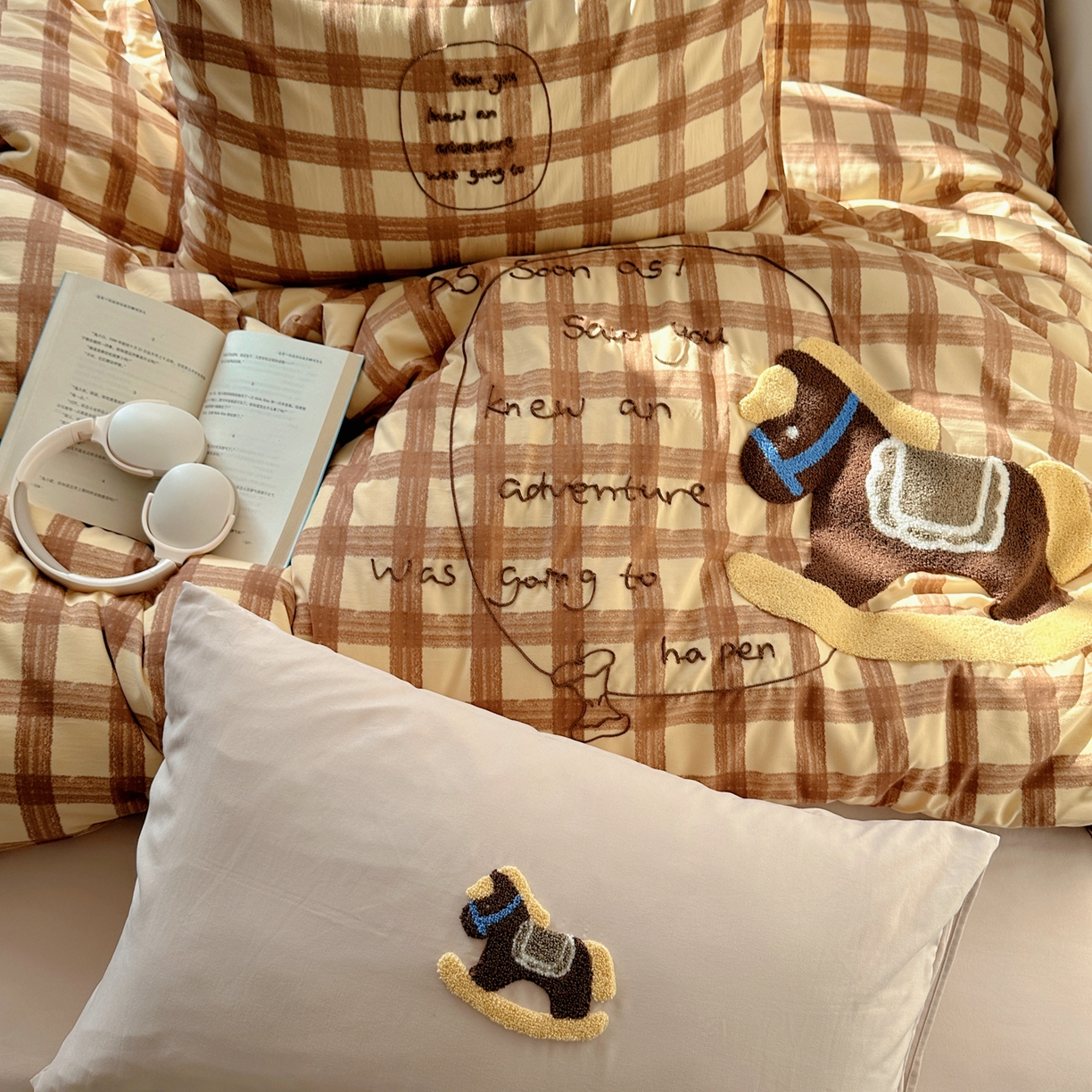 91家纺网 家纺一手货源 找家纺 初念 2026新款2026超软糯可爱系毛巾绣四件套系列提供买家秀 木马奇遇记