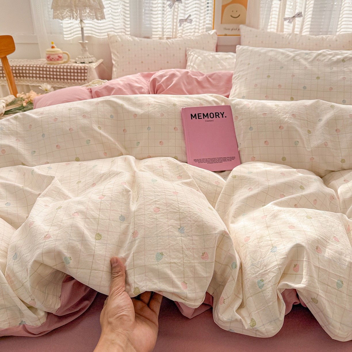 91家纺网 家纺一手货源 找家纺 名品家纺 2026新款古法水洗仿棉云感纱四件套 提供买家秀 方格草莓