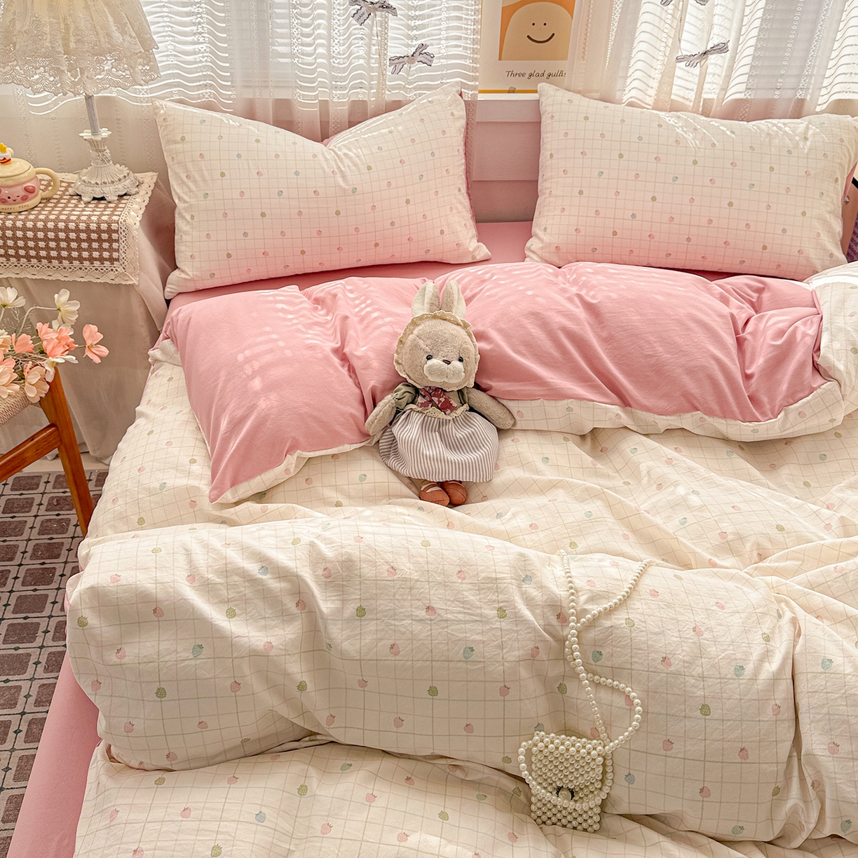 91家纺网 家纺一手货源 找家纺 名品家纺 2026新款古法水洗仿棉云感纱四件套 提供买家秀 方格草莓