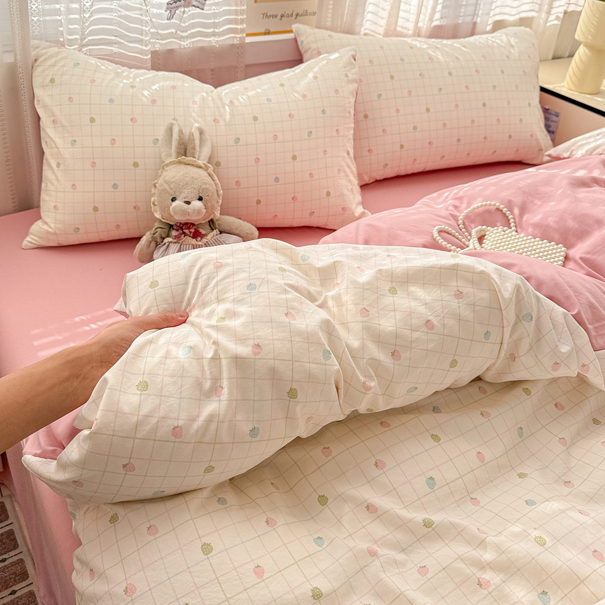 91家纺网 家纺一手货源 找家纺 名品家纺 2026新款古法水洗仿棉云感纱四件套 提供买家秀 方格草莓