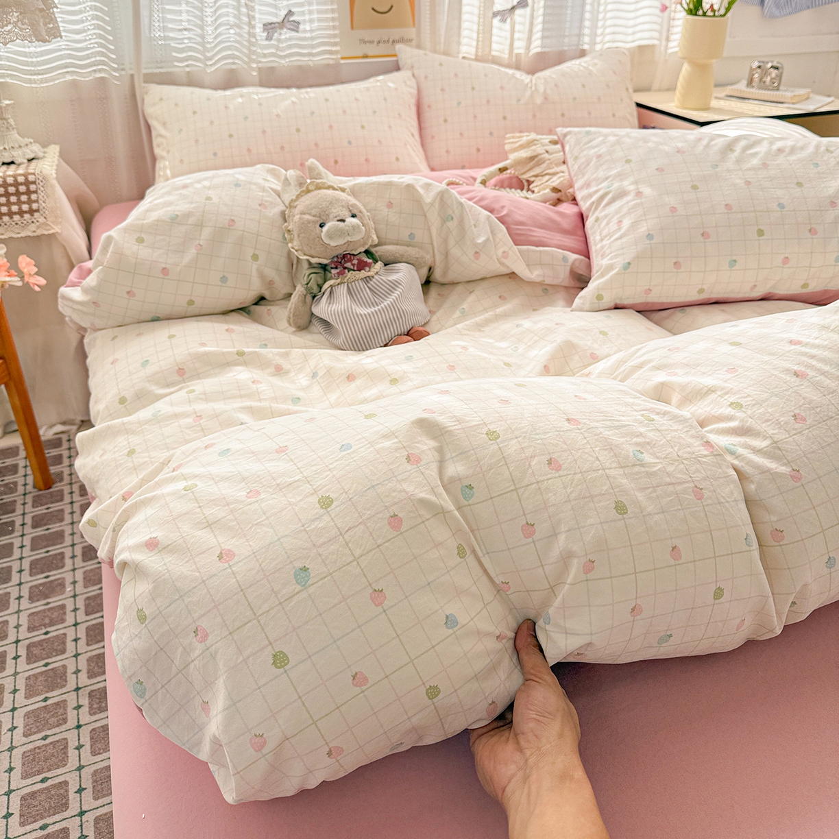 91家纺网 家纺一手货源 找家纺 名品家纺 2026新款古法水洗仿棉云感纱四件套 提供买家秀 方格草莓