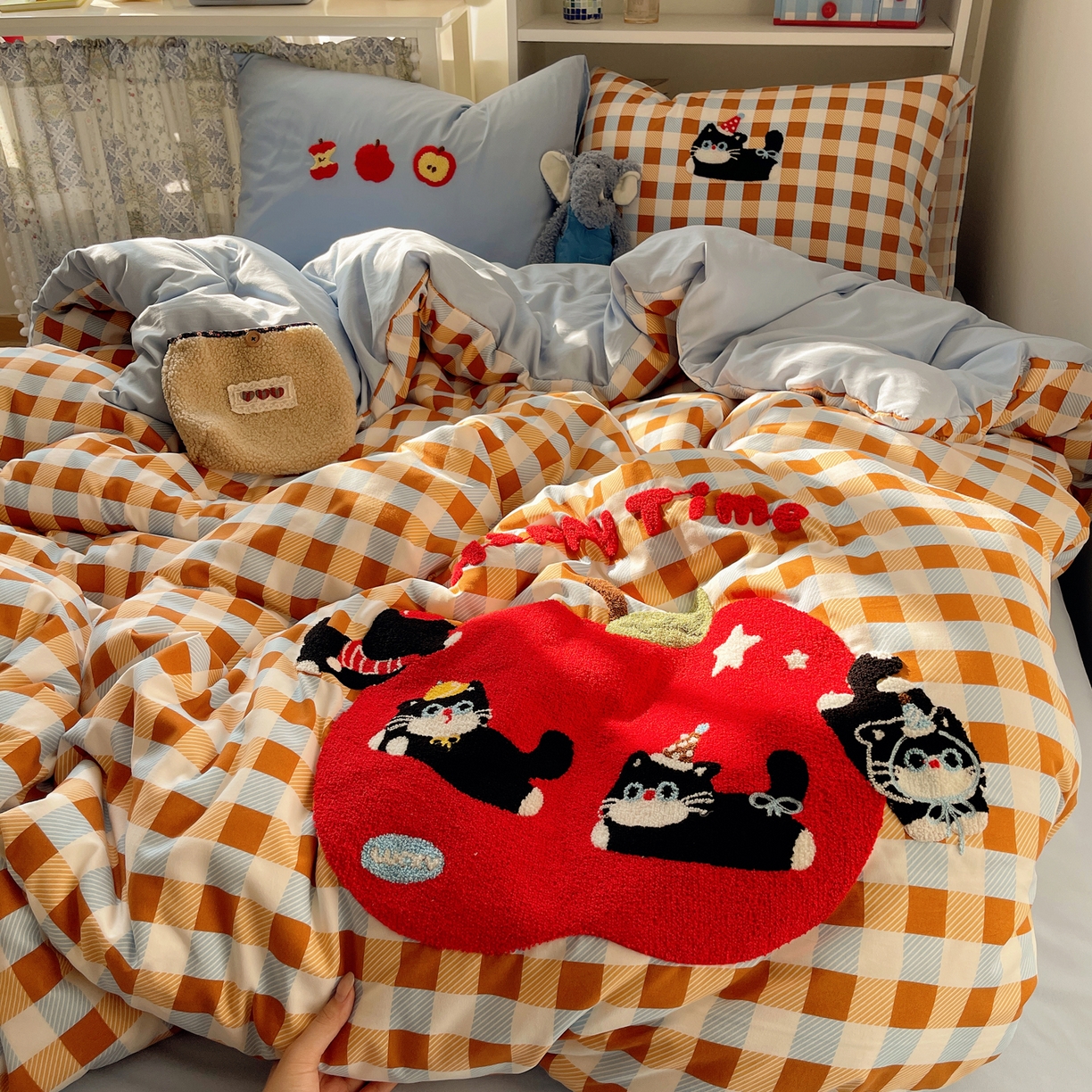 91家纺网 家纺一手货源 找家纺 初念 2026新款2026超软糯可爱系毛巾绣四件套系列提供买家秀 小猫抢苹果