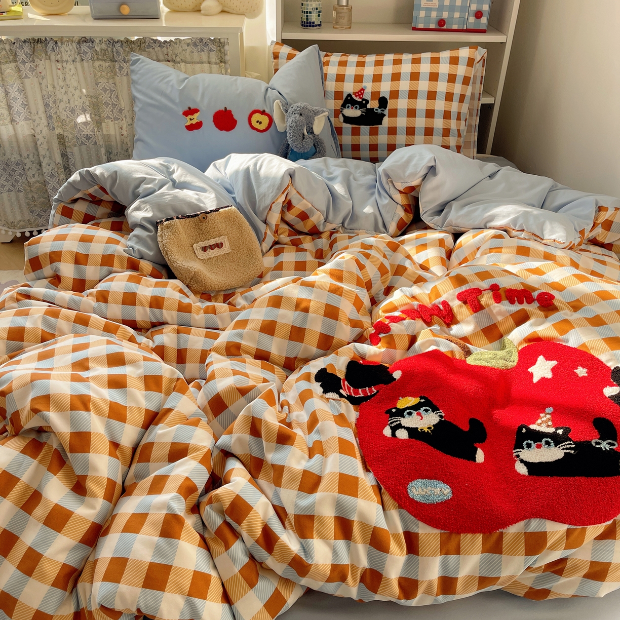 91家纺网 家纺一手货源 找家纺 初念 2026新款2026超软糯可爱系毛巾绣四件套系列提供买家秀 小猫抢苹果