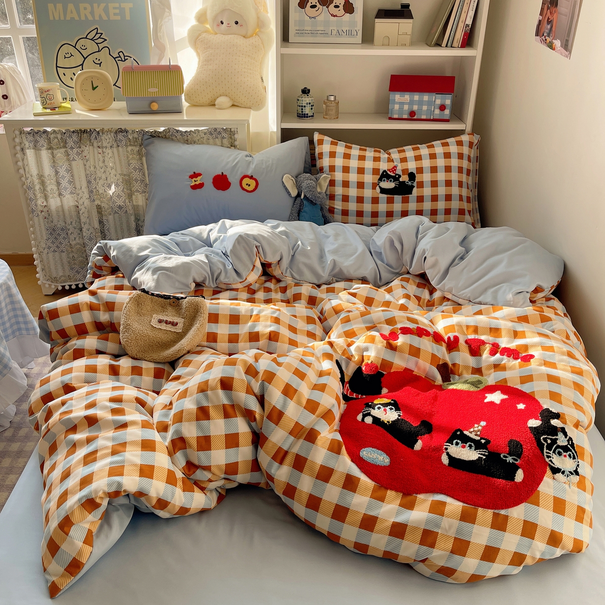 91家纺网 家纺一手货源 找家纺 初念 2026新款2026超软糯可爱系毛巾绣四件套系列提供买家秀 小猫抢苹果