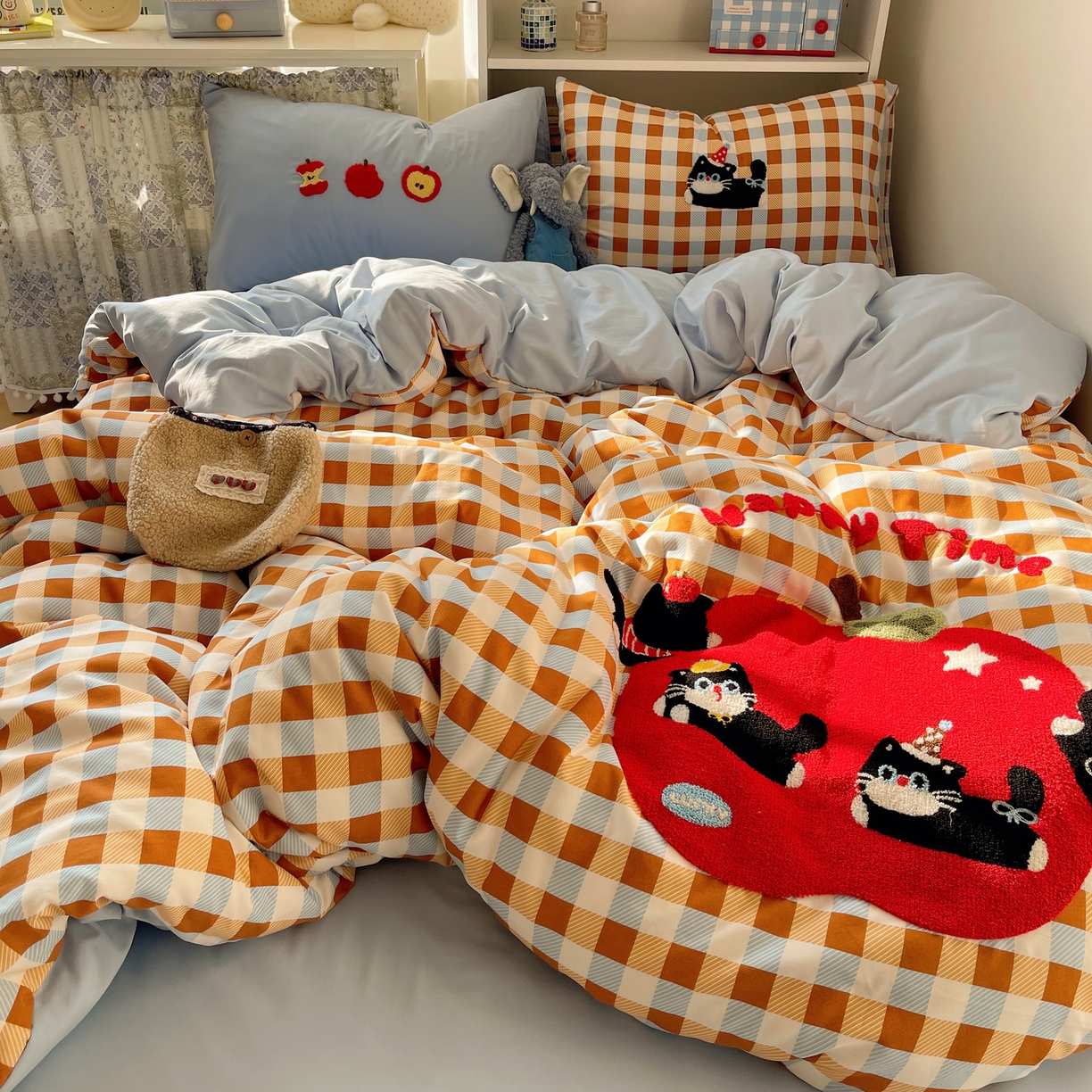 91家纺网 家纺一手货源 找家纺 初念 2026新款2026超软糯可爱系毛巾绣四件套系列提供买家秀 小猫抢苹果