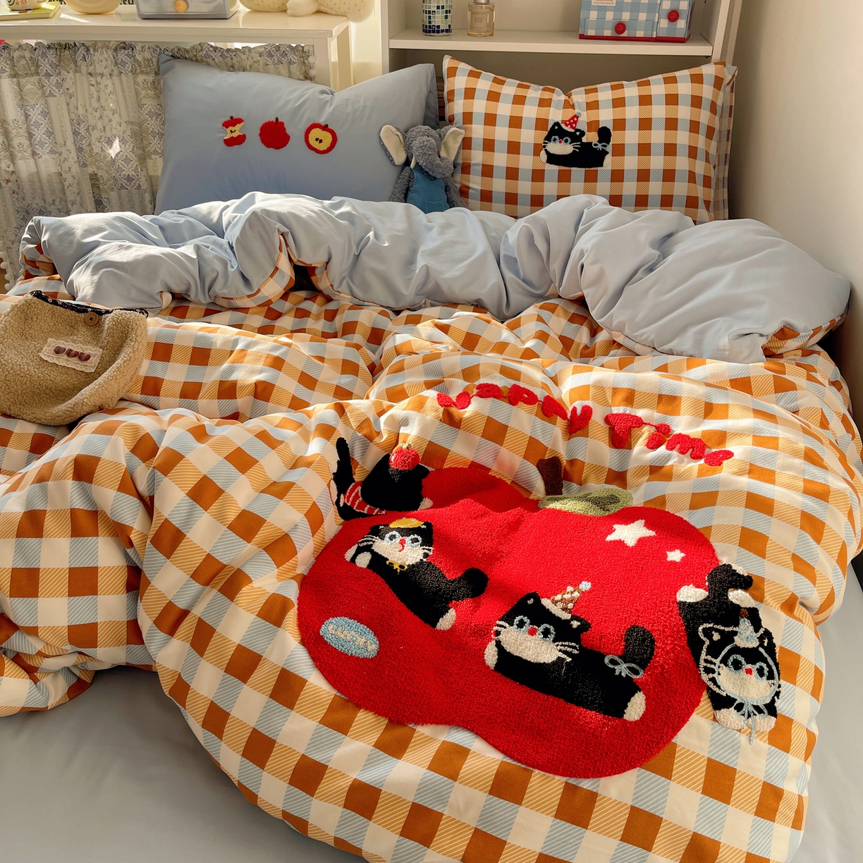 91家纺网 家纺一手货源 找家纺 初念 2026新款2026超软糯可爱系毛巾绣四件套系列提供买家秀 小猫抢苹果