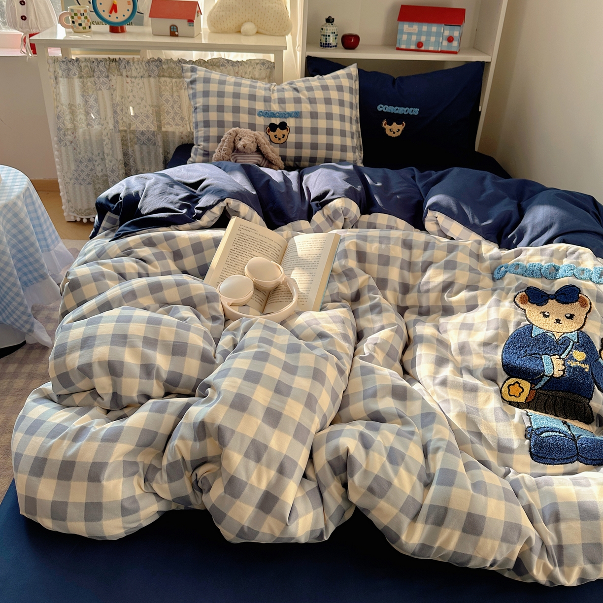 91家纺网 家纺一手货源 找家纺 初念 2026新款2026超软糯可爱系毛巾绣四件套系列提供买家秀 学院小熊