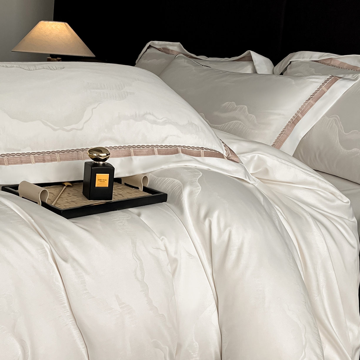 91家纺网 家纺一手货源 找家纺 置顶家纺 2026春夏新款亲肤提花四件套-山峦 山峦-米月白