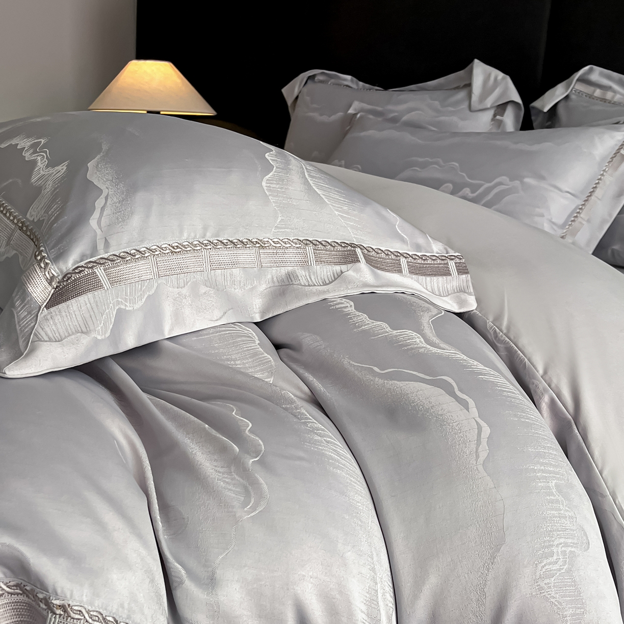 91家纺网 家纺一手货源 找家纺 置顶家纺 2026春夏新款亲肤提花四件套-山峦 山峦-高级灰