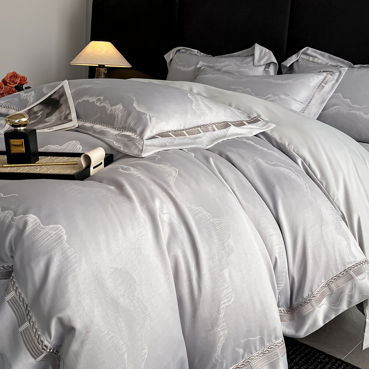 91家纺网 家纺一手货源 找家纺 置顶家纺 2026春夏新款亲肤提花四件套-山峦 山峦-高级灰